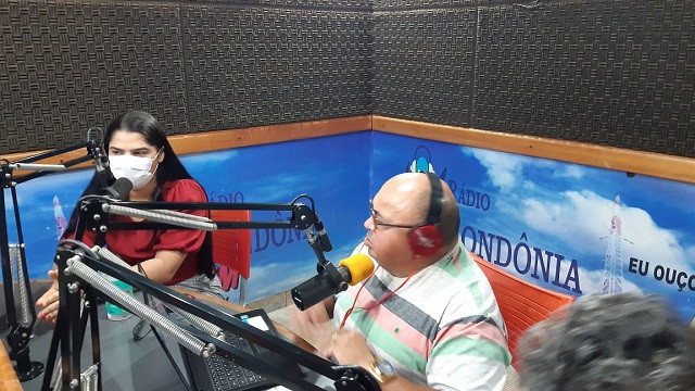 PREFEITA RAISSA BENTO CONCEDE ENTREVISTA E CONVOCA AS PESSOAS COM 35 ANOS PARA TOMAR VACINA CONTRA A COVID - 19.