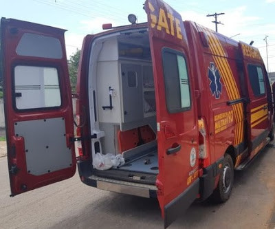 Motociclista perde dentes após colisão com caminhão