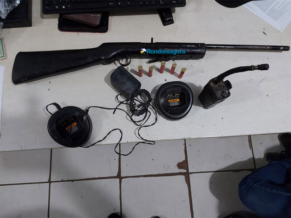 Polícia Civil apreende arma, munições e rádio comunicador durante mandado de busca