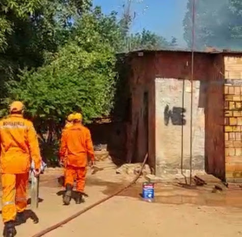 Suspeito de negociar motos roubadas na Bolívia tem casa incendiada em Guajará-Mirim