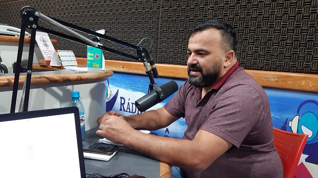 SECRETÁRIO DA SAÚDE PARTICIPA DE PROGRAMA DE RÁDIO, FALA DOS PROBLEMAS DA PASTA, AÇÕES DESENVOLVIDAS E RESPONDE PERGUNTAS DE OUVINTES.