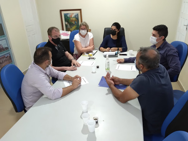 REPRESENTANTES DO GOVERNO SE REUNEM COM A PREFEITA PARA TRATAR DO PROGRAMA TCHAU POEIRA