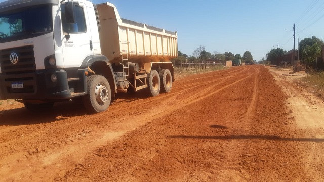 CONTINUAM ACELERADOS OS TRABALHOS DE LIMPEZA E CASCALHAMENTO NOS BAIRROS DE GUAJARÁ-MIRIM
