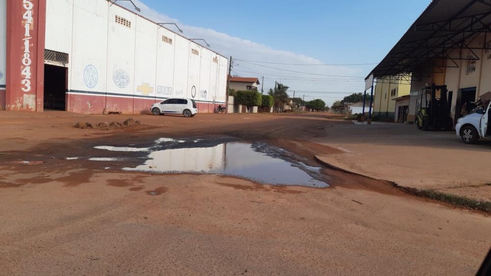 POPULAÇÃO RECLAMA DE LAGOA, EM PLENO VERÃO, EM AVENIDA MOVIMENTADA DA REGIÃO CENTRAL DE GUAJARÁ-MIRIM