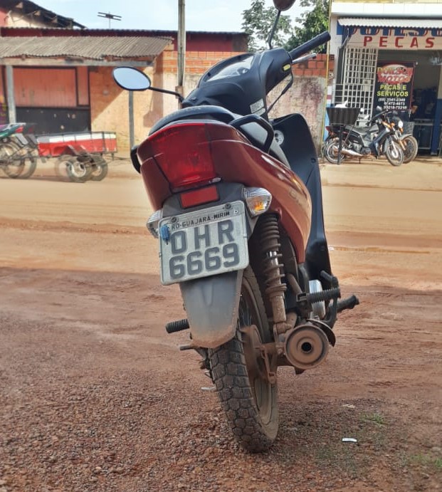 EM PLENA LUZ DO DIA, LADRÕES ROUBAM MOTOCICLETA NO CENTRO DE GUAJARÁ-MIRIM.