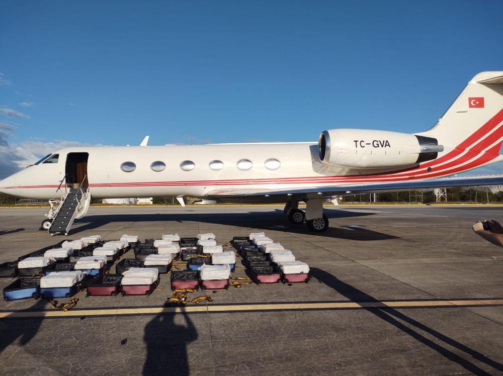 Suspeitos que estavam com 1,3 tonelada de cocaína tentaram fugir em avião após abordagem da PF