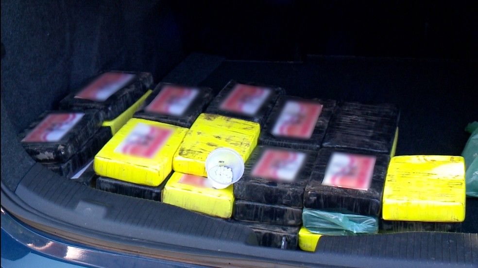 Casal é preso com 35 kg de cocaína escondidos em fundo falso de carro na BR-316, em Teresina