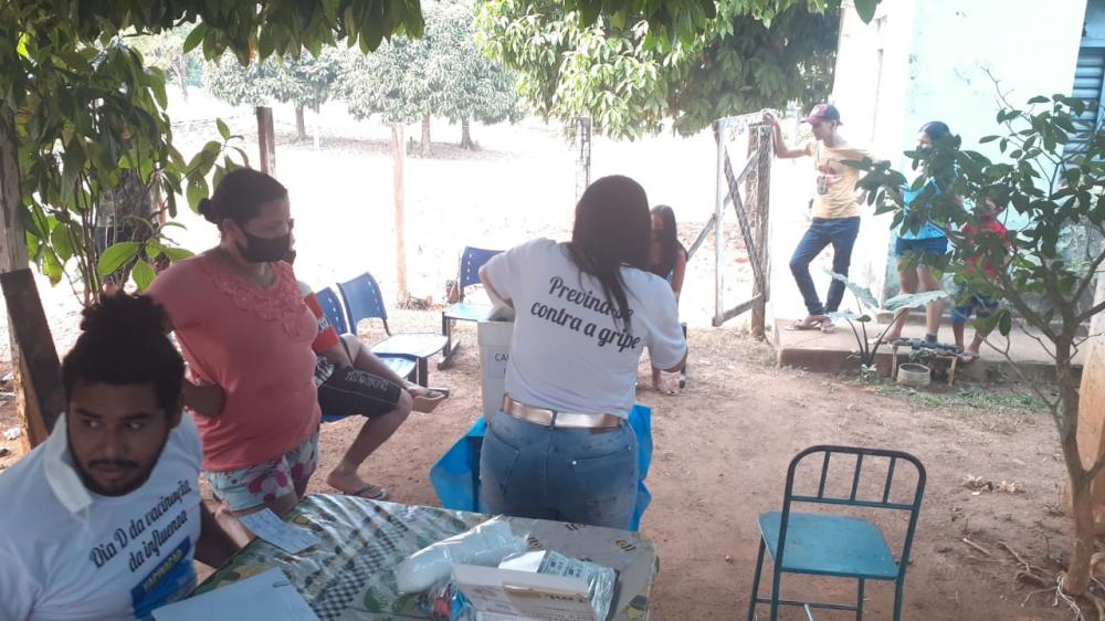PREFEITURA DE GUAJARÁ - MIRIM REALIZA CAMPANHA DE VACINAÇÃO CONTRA A GRIPE EM DISTRITO DO IATA.