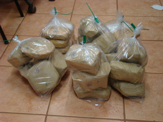 Polícia Militar apreende mais de 30 quilos de cocaína na Linha 28 do Projeto Sidney Girão.