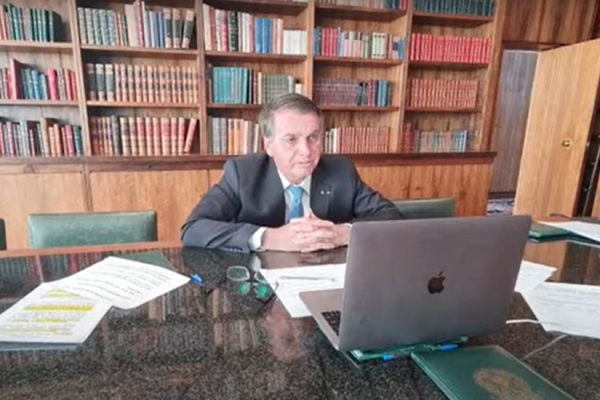 Bolsonaro defende venda direta do botijão de gás para reduzir preço