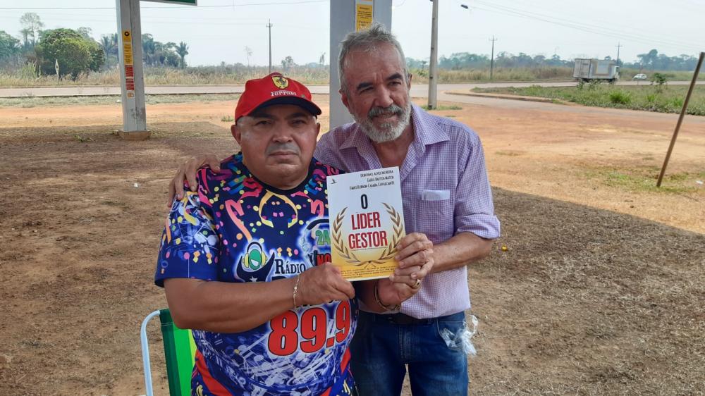 RADIALISTA SE EMOCIONA AO RECEBER PRESENTE DAS MÃOS DE SEU AMIGO PROFESSOR E ESCRITOR.
