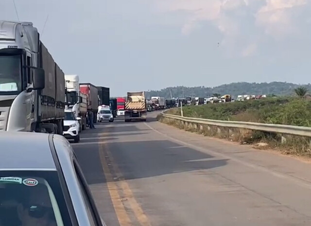 Vídeo: motoristas aguardam 2 horas para trafegar pela BR-364 rumo à Ponta do Abunã