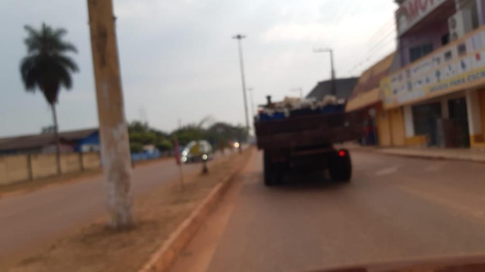 CAMINHÃO É FLAGRADO DERRAMANDO LIXO NA RODOVIA FEDERAL