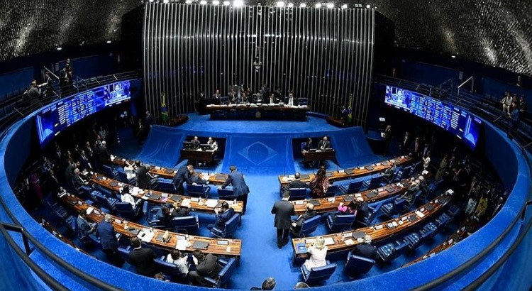 Câmara retira quarentena para militares, policiais e juízes do novo Código Eleitoral