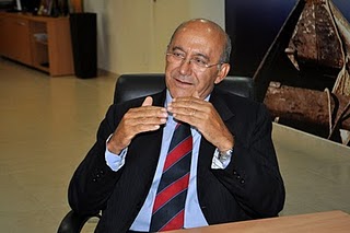 BARGANHA - Confúcio reduz número de comissionados e autoriza recondução de 30% para cada Secretário