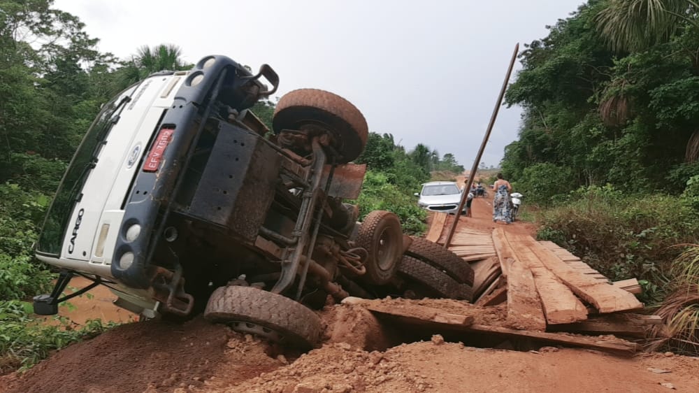 PONTE NA LINHA 21 DE NOVA MAMORÉ DESMORONA E VEÍCULO É PRATCAMENTE DESTRUÍDO PELA FALTA DE MANUTENÇÃO DO LOCAL