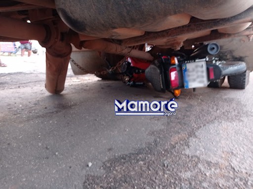 CAMINHÃO ARRASTA POR 15 METROS MOTOCICLETA; MOTO FICA EMBAIXO DO CAMINHÃO