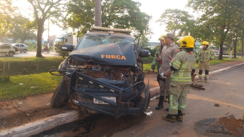 Motorista fura sinal e bate em viatura da Força Nacional em Porto Velho