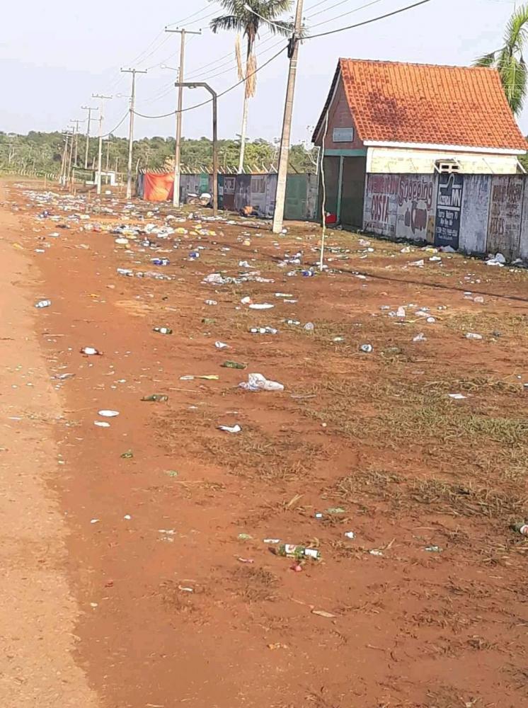 CAVALGADA DE RASTROS DE MUITO LIXO E GARRAFAS QUEDRADAS EM FRENTE AO PARQUE DE EXPOSIÇÃO ACRIVALE
