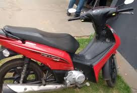 Motocicleta roubada é localizada em frente a bar