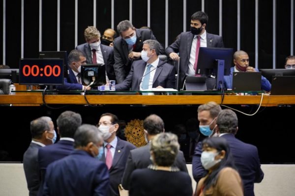 Câmara aprova mudança em ICMS sobre combustíveis