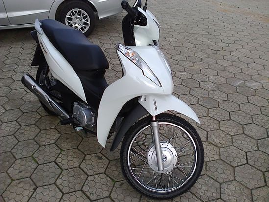 Mulher é derrubada de motocicleta por criminosos