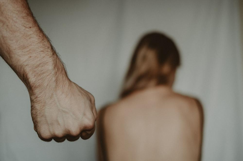 após fim do relacionamento, homem encontra vídeos da ex em site de sexo e espanca a mulher