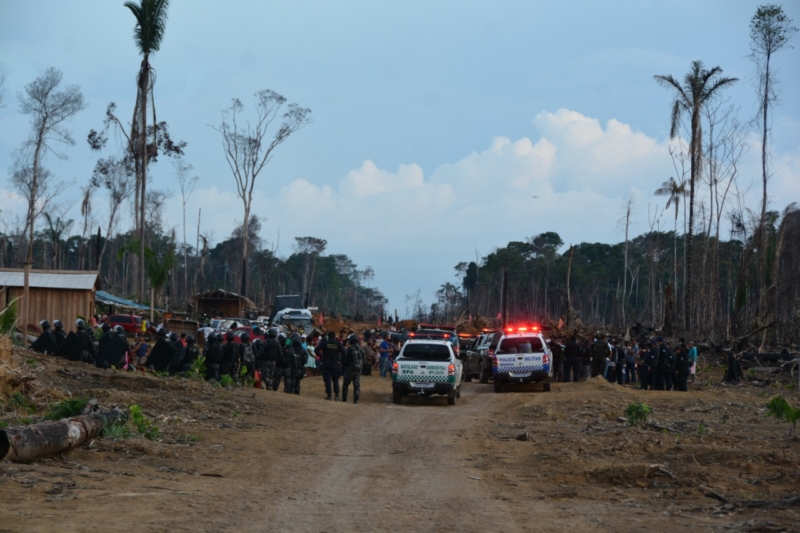 Polícia usa ônibus e caminhões “Baú” para retirar invasores de áreas de conflito agrário em Rondônia