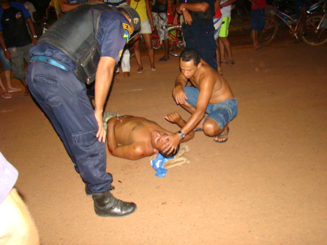 Ultrapassagem pela direita causa acidente envolvendo motocicleta e carro.