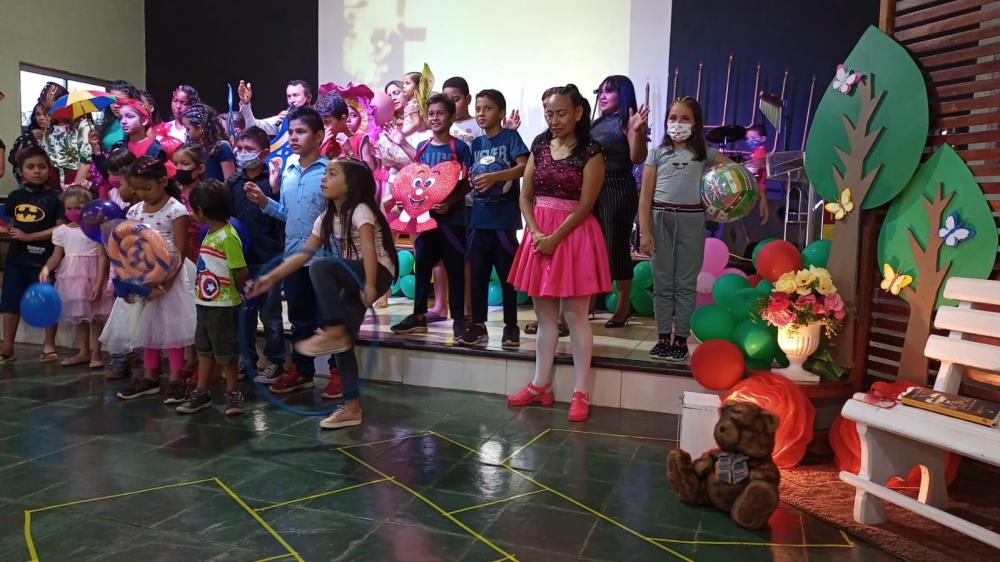 CRIANÇAS DA IGREJA DO EVANGELHO QUADRANGULAR LOUVAM A DEUS EM DIA ESPECIAL