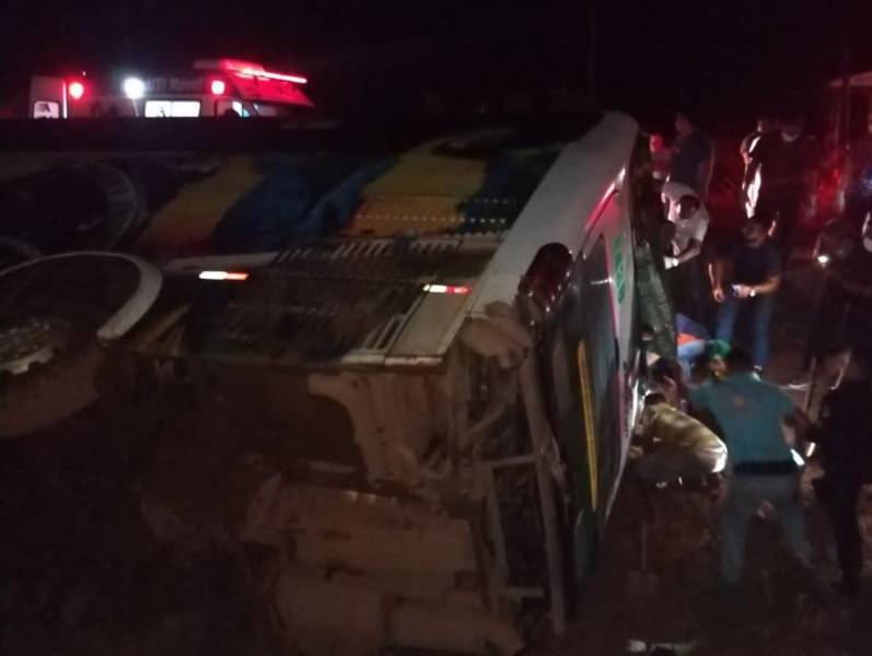 Ônibus que vinha de Porto Velho para Cerejeiras capota na BR 364; há vários feridos