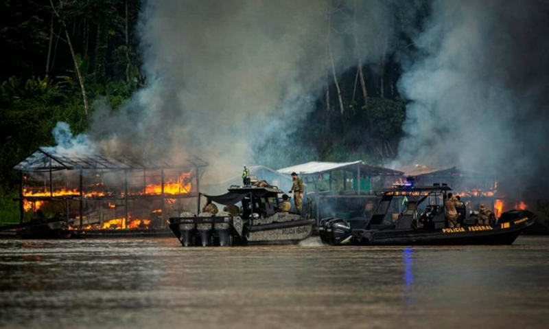 Três são presos e 131 balsas apreendidas em operação contra o garimpo ilegal no Amazonas