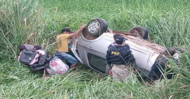 Carro capota com família na BR-364 em Rondônia