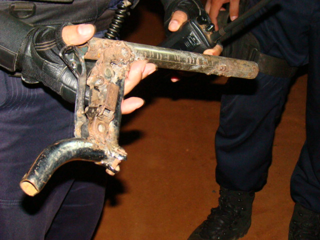 Mulher tenta matar outra com uma arma de fogo tipo caseira, mas o tiro falha