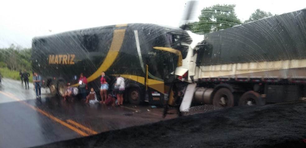 Colisão entre ônibus e carreta deixa ao menos três mortos na BR-364
