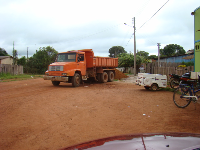 Caçambas da prefeitura são flagradas doando piçarra - Fotos