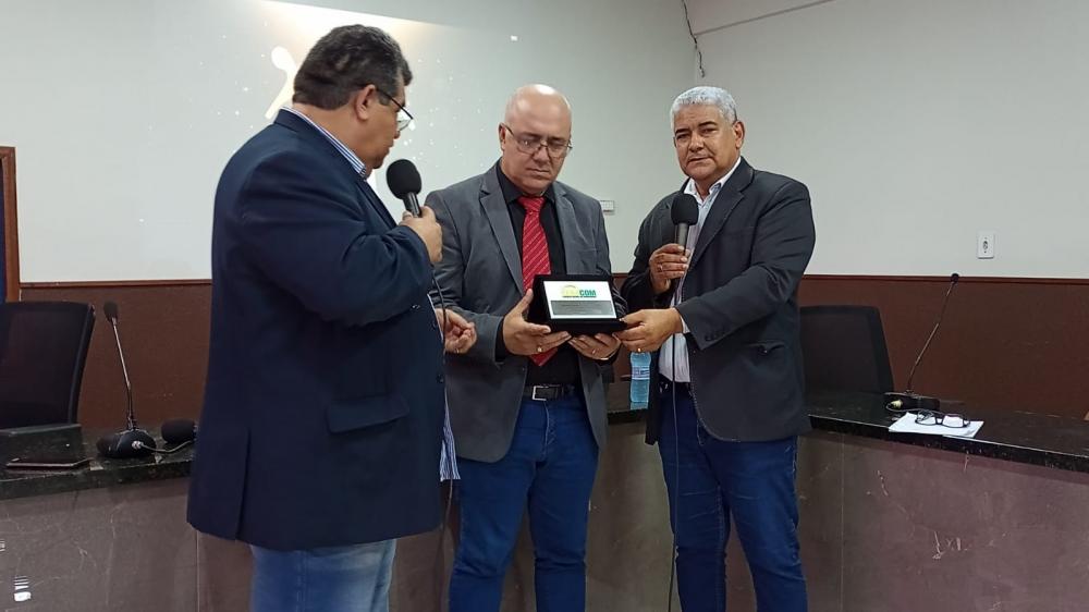 PRESIDENTE DO PODER LEGISLATIVO JOÃO VANDERLEI RECEBE PLACA DA FENACOM PELOS SERVIÇOS PRESTADOS À POPULAÇÃO