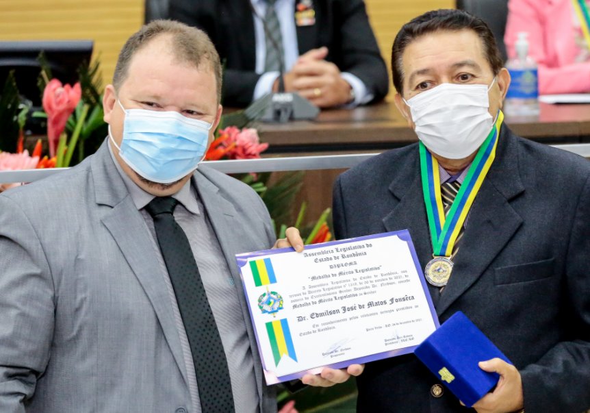 Deputado Dr. Neidson preside sessão solene e entrega Medalhas do Mérito Legislativo