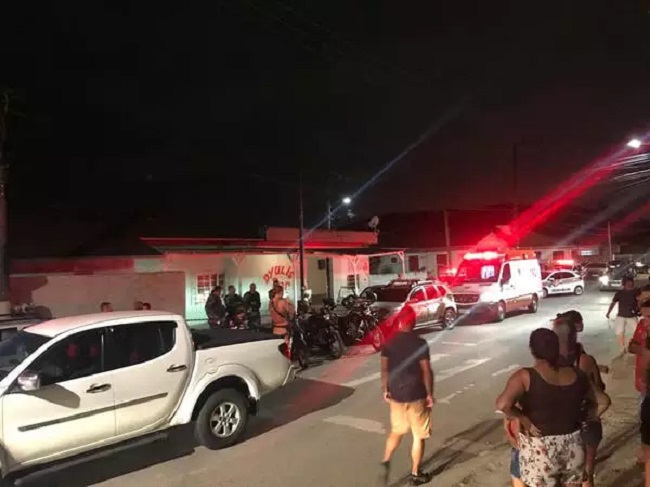 Homem é socorrido após levar tiro em frente à boate na zona leste