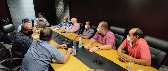 Deputado Dr. Neidson discute horas extras e escalas de plantão em reunião com classe da Saúde na PGE
