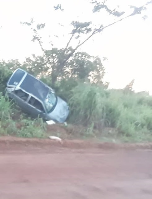 VEICULO COM 04 PESSOAS CAPOTA NA ESTRADA DO PALHETA EM GUAJARÁ-MIRIM