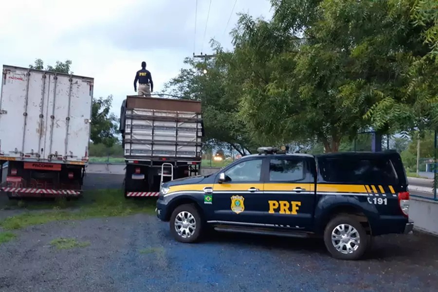 PRF apreende 600 mil maços de cigarros