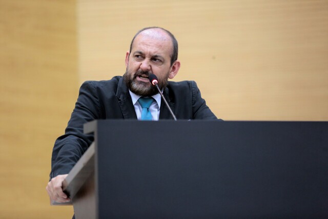 Em plena recessão e sem aumento salarial, Governo aumenta em 25% IPVA e revolta deputado Laerte Gomes
