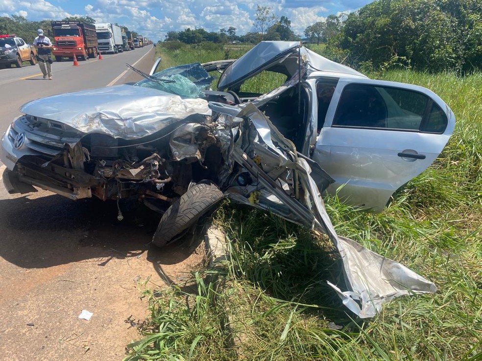 Motorista e passageiro ficam presos em ferragens de carro após colisão com carreta em RO