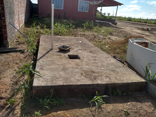 POLÍCIA MILITAR REGASTA CRIANÇA DE TRÊS ANOS QUE CORRIA O RISCO DE SE AFOGAR AO CAIR DENTRO DE FOSSA