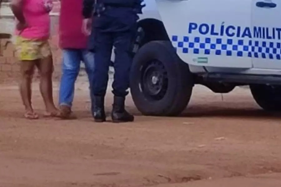 Mulher é flagrada pelo atual na casa do ex, os dois saem na porrada e vizinhos acionam a polícia