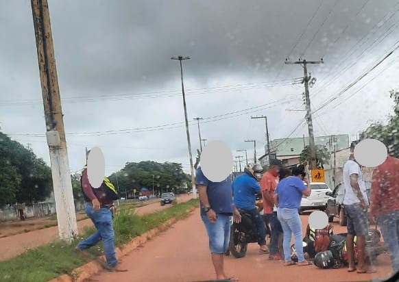 Ao desviar de carro, mototaxista acaba atingindo veículo estacionado