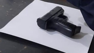 Dupla é detida com simulacro de arma de fogo em via pública