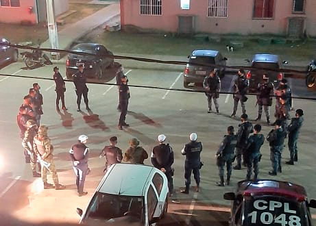 Bandidos armados trocam tiros com policiais e fogem para o matagal na zona sul