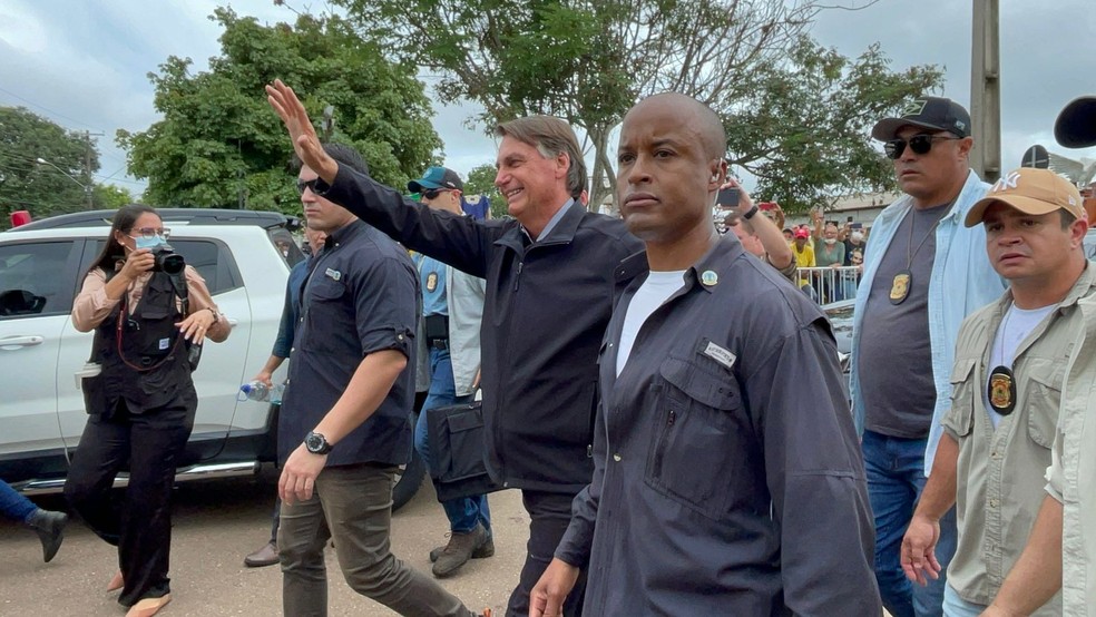 Bolsonaro cumprimenta público ao chegar em Porto Velho – VÍDEO